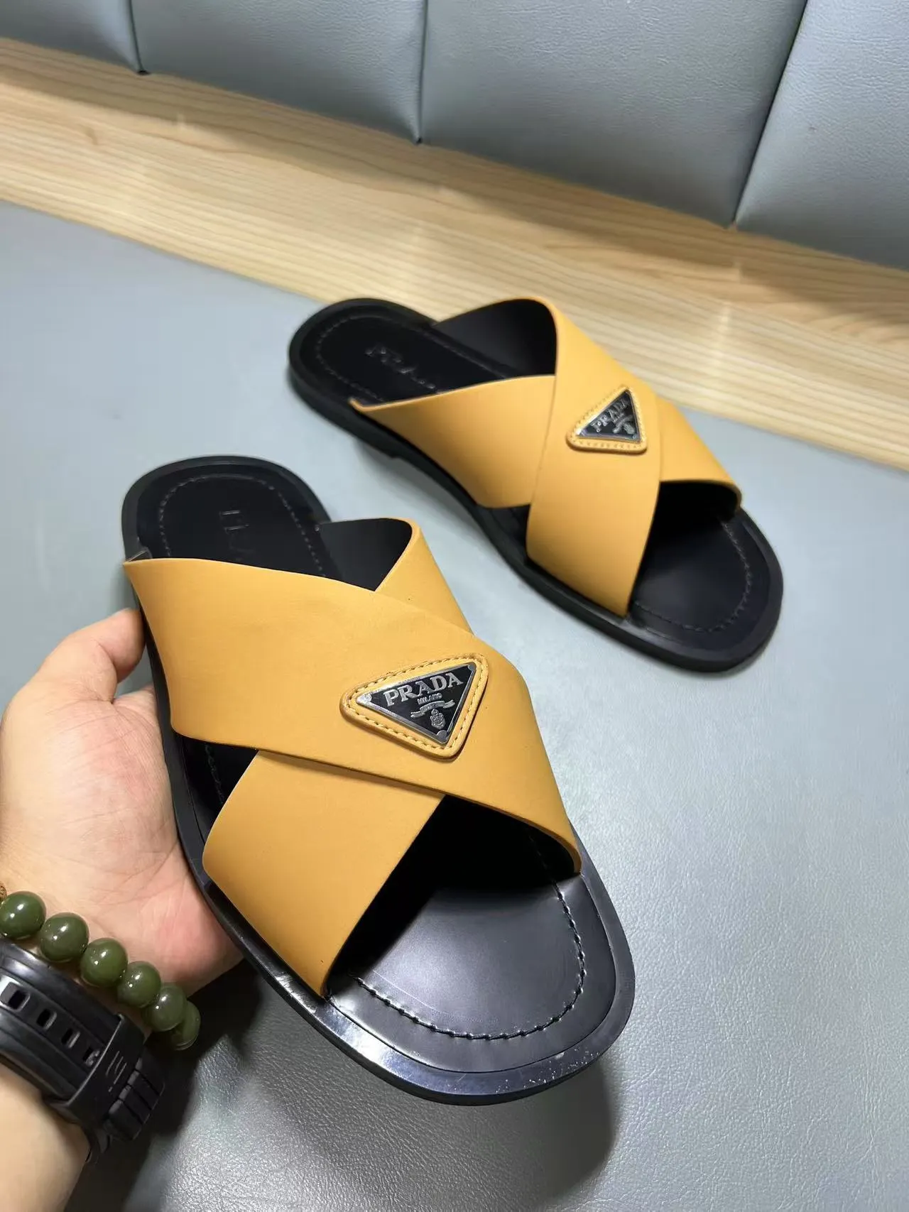 340💰PRADA Prada’s latest slippers are synchronized with the official website. This slipper is made of the brand’s unique and iconic Saffiano leather. The brand logo jumps out from the double straps, and the brand style is clearly visible. Cowhide gives men elegant charm and functional design, making it an ideal choice for vacation and leisure. Size:38-45